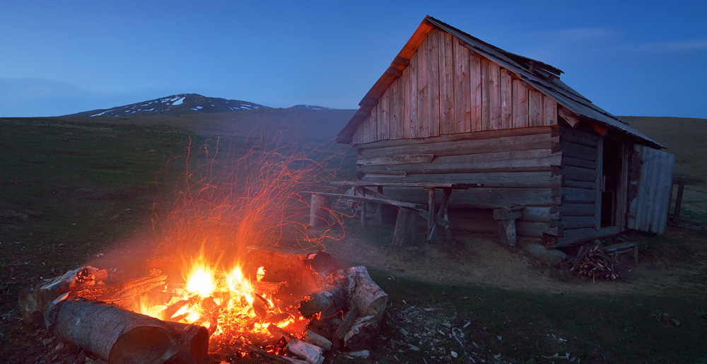 night-near-mountain-hut-big-fire-tourist-parking-lot-near-house-shepherds-carpathians-ukraine-europe